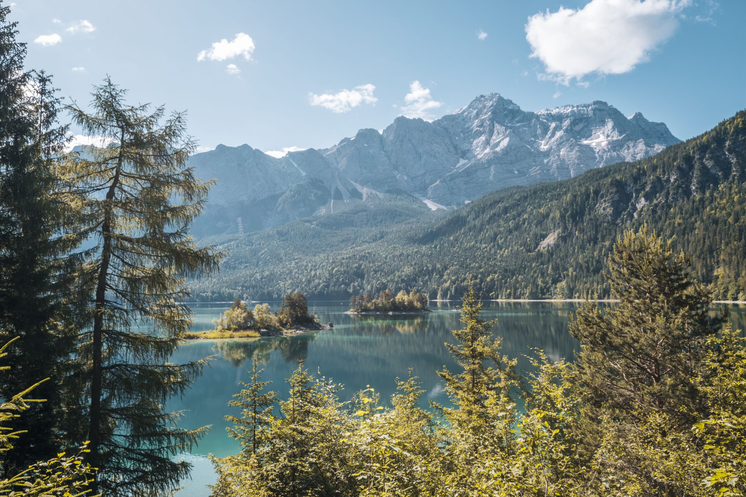 Bergsee mit Bergen in den Alpen Urlaub mit Hund in Österreich – Hund am See